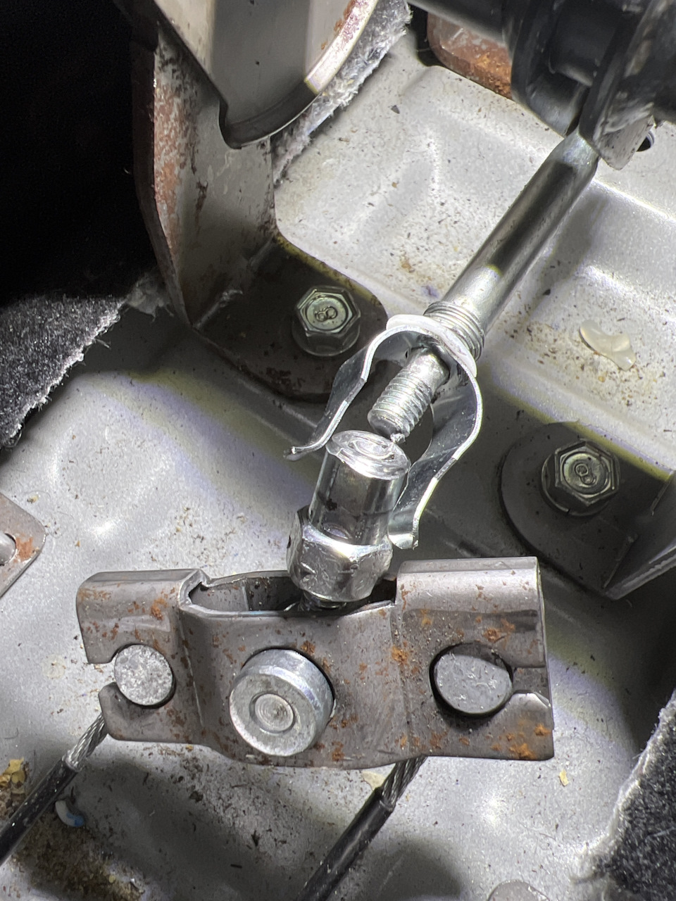 Оборвал натяжитель ручника — KIA Ceed (1G), 1,4 л, 2011 года | своими ...