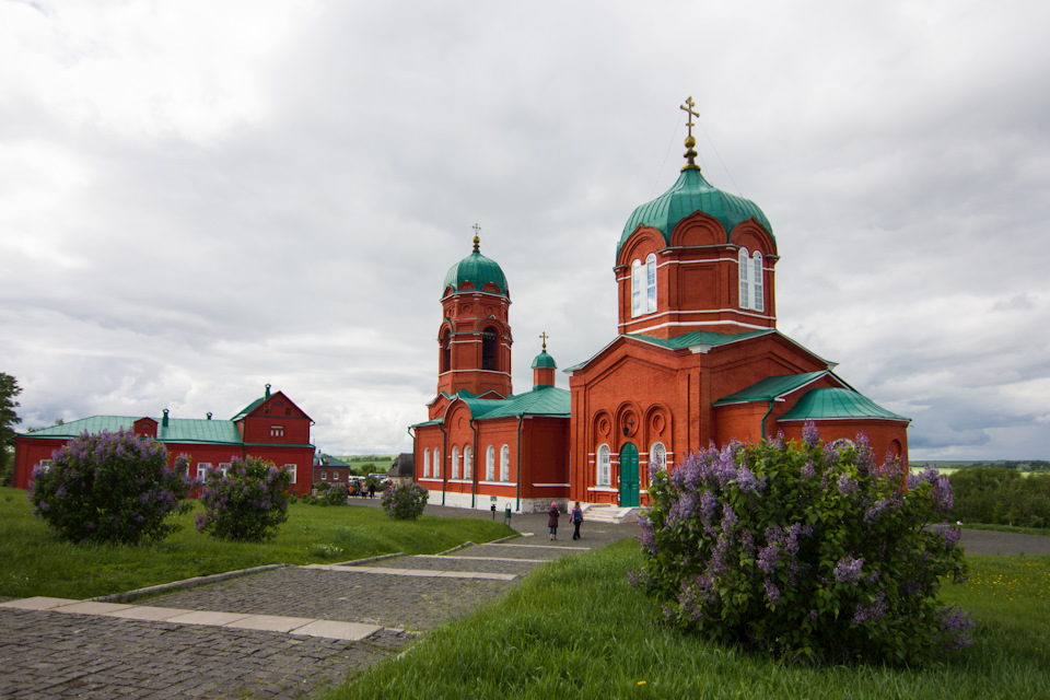 Храм Рождества Пресвятой Богородицы в с. Монастырщино. Здание слева — Музей Куликовской битвы. — Skoda Fabia Mk1