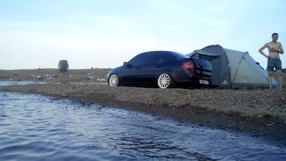 Озеро с палатками — Lada Гранта (1G), 1,6 л, 2013 года | путешествие ...