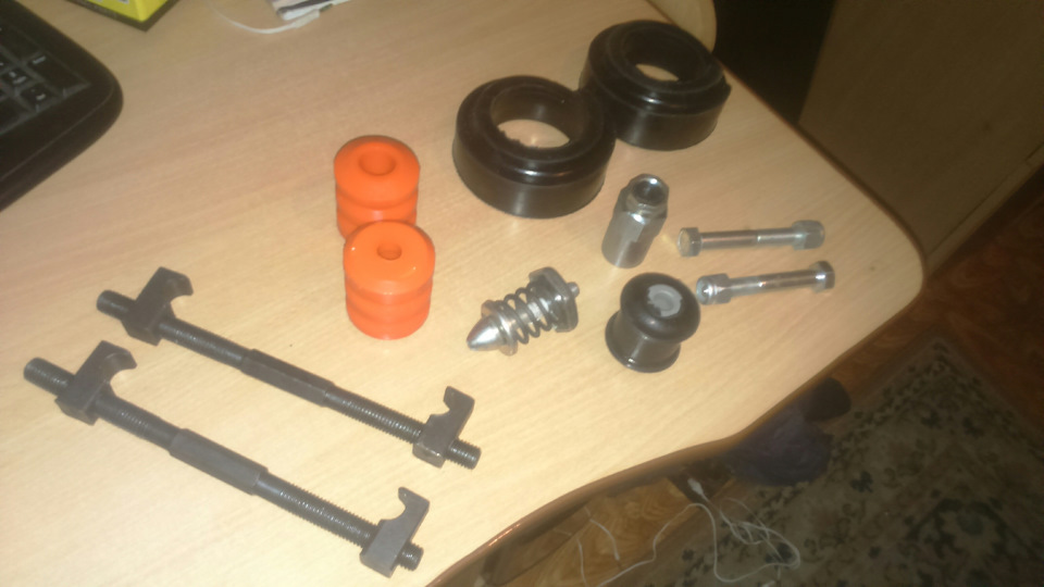 Задняя стойка стучит, музыку погромче чтобы не слышать этот скрип ...