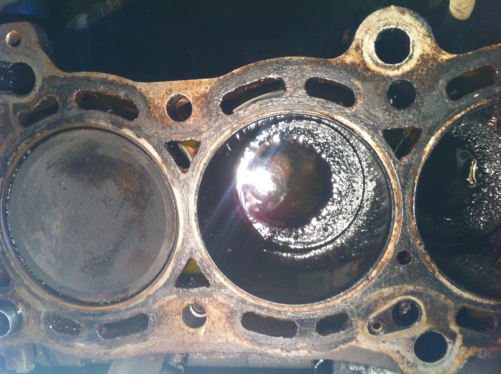 гнет ли клапана на лансере