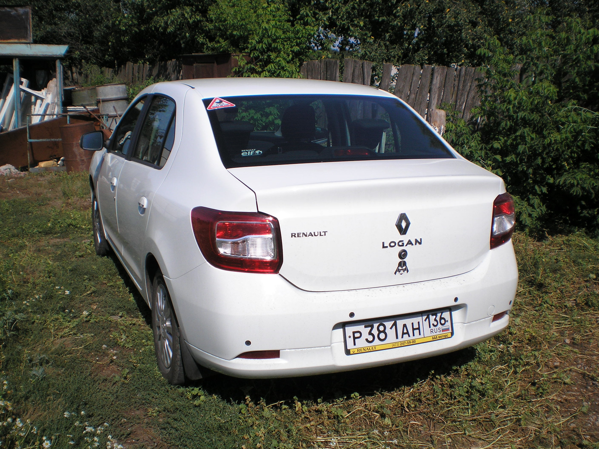 Белый рено террористов. Renault Logan белый. Ренаулт Логан белый. Рено Логан 2 белый. Рено Логан 2014 белый.