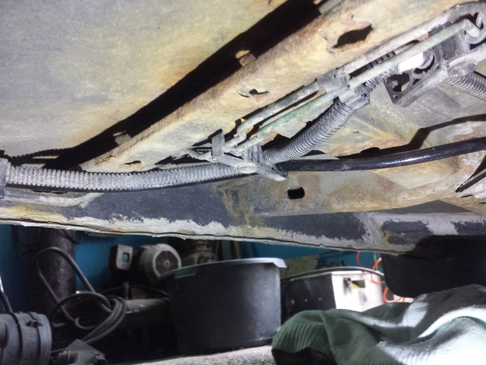 Только в одном месте чтобы не делать изгиба пропустил одно штатное крепление — Renault Megane Scenic