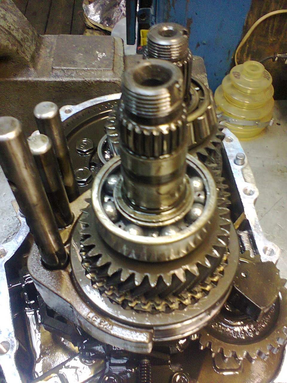 Кпп ваз 2108 в разборе. Ваз 2107 коробка передач пятиступенчатая. Перебранная кпп. Перебранная кпп. Разборка кпп ваз 2108.