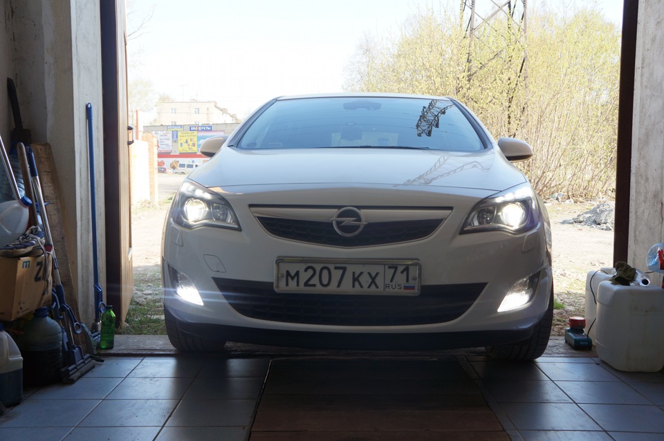 Противотуманки опель j. Opel Astra j ксенон в ПТФ. Желтые ПТФ Opel Astra j.