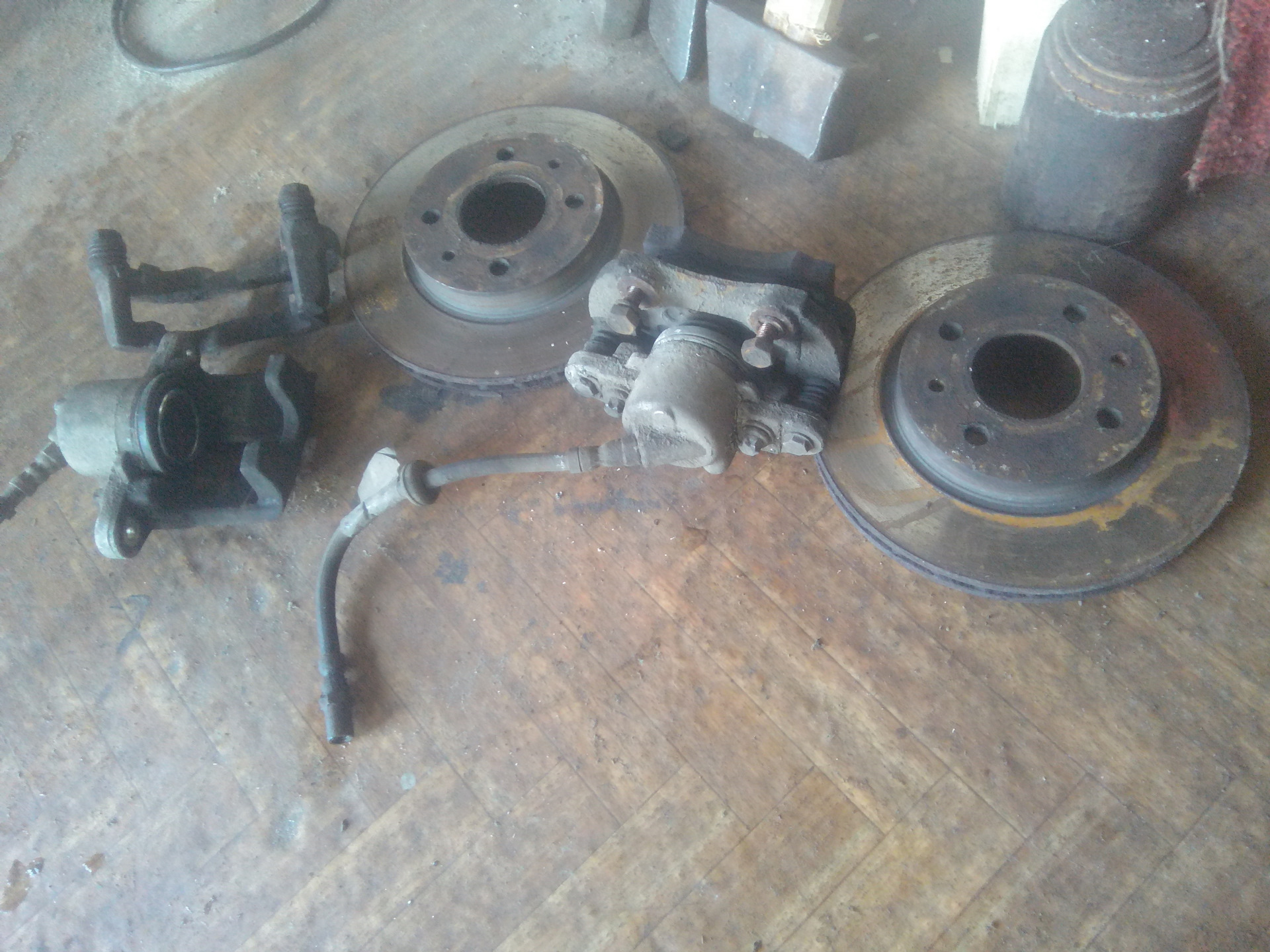 Задние тормозные колодки ваз 2109. Тормоза девятки. Тормозная трубка суппорта ваз 2109. Тормоза девятки. Задние тормозные колодки ваз 2109.