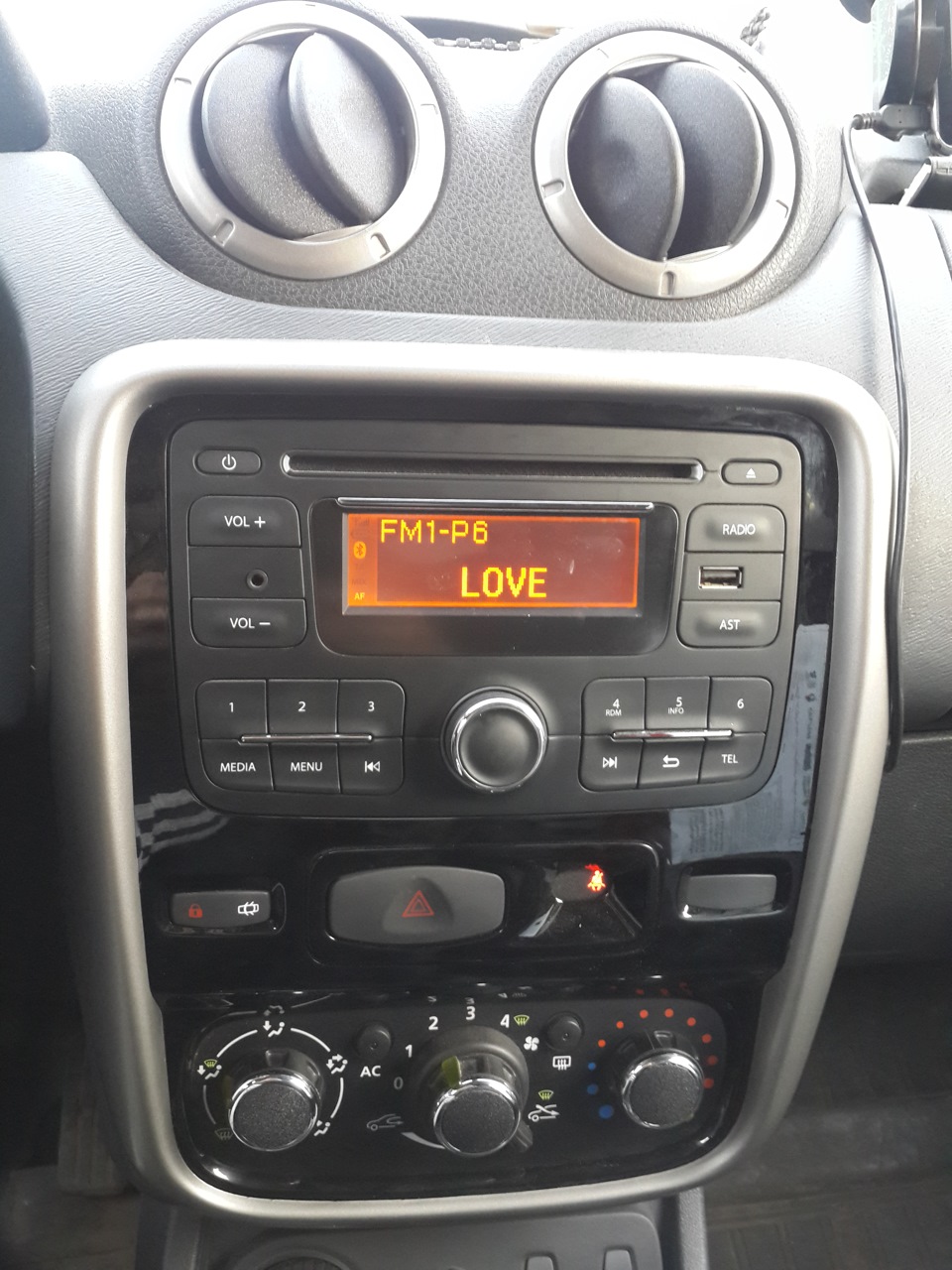 Renault duster 1 магнитола 2 din. дастер 2 магнитола. дастер 2 магнитола.