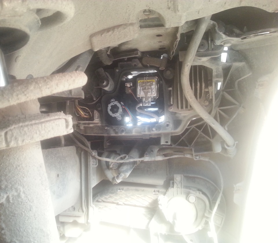 Менял лампочку ксенона. — BMW 3 series (E90), 2 л, 2009 года | своими ...