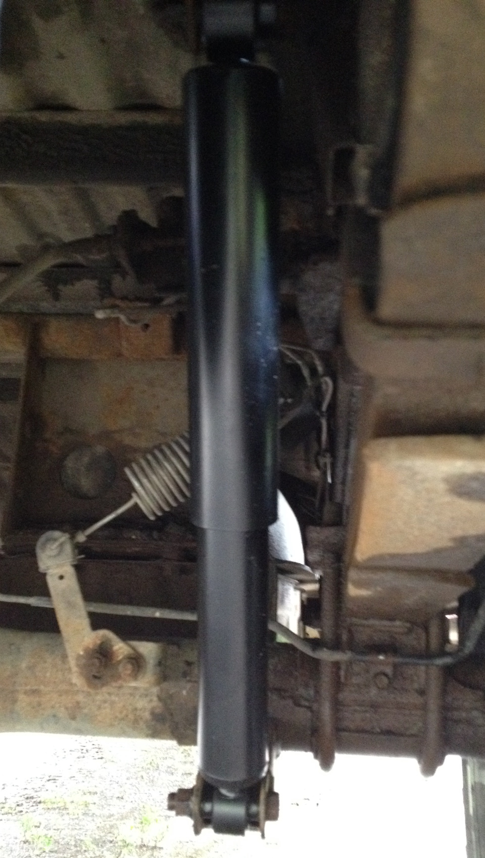#1_Задние амортизаторы и противоскрипные пластины — Ford Ranger (1G), 2 ...