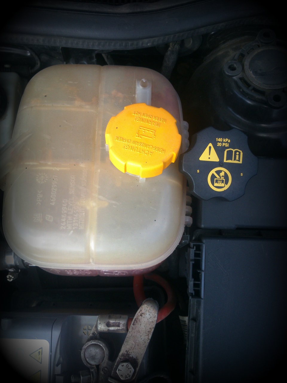 Крышка расширительного бачка — Opel Astra H, 1,6 л, 2007 года ...