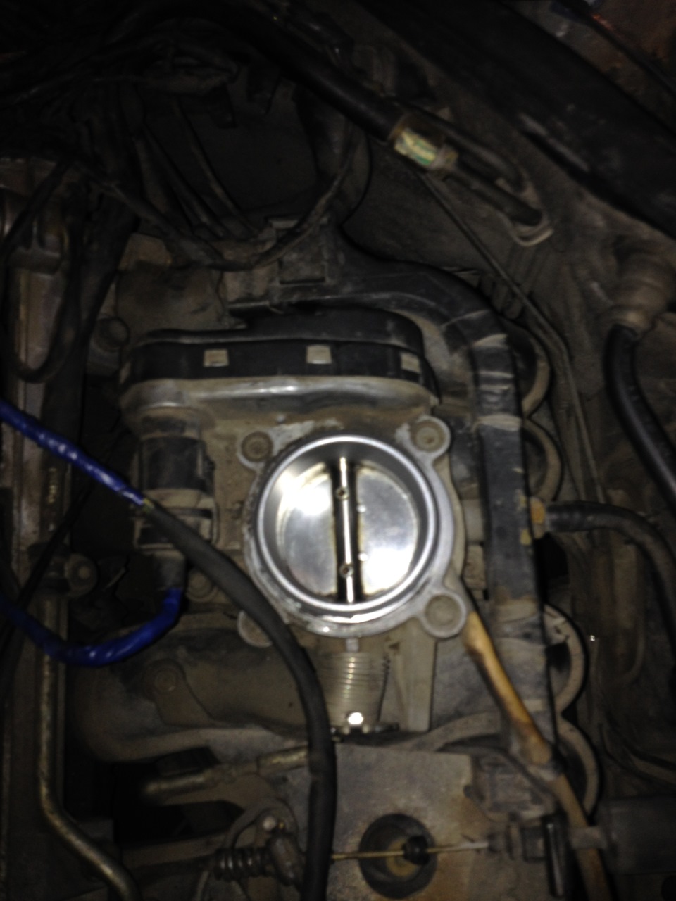 промыл дроссельную заслонку — Mercedes-Benz E-class (W210), 2 л., 1995 ...