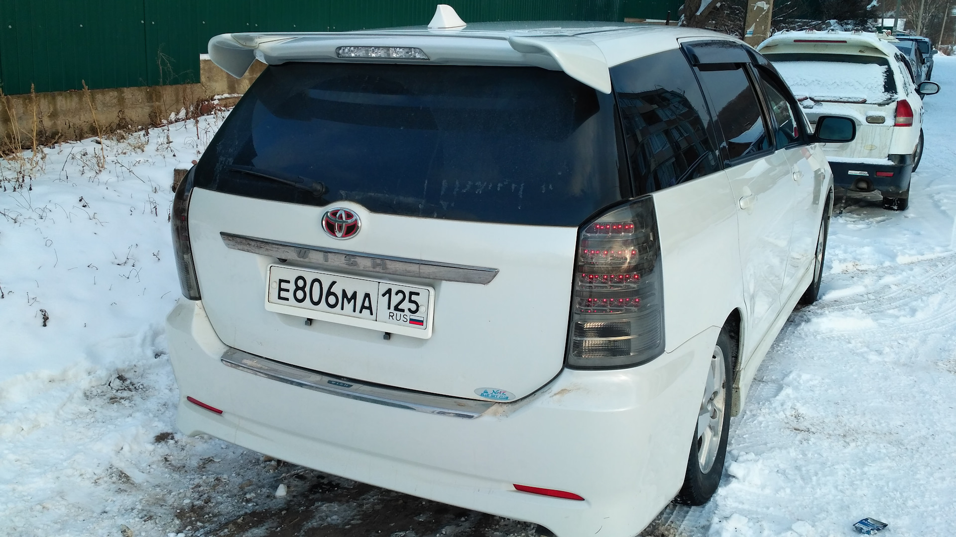 Wish piece. Тойота Виш сзади. Toyota Wish 2005 задний. Тойота Wish сзади. Тонированные фары Toyota Wish.