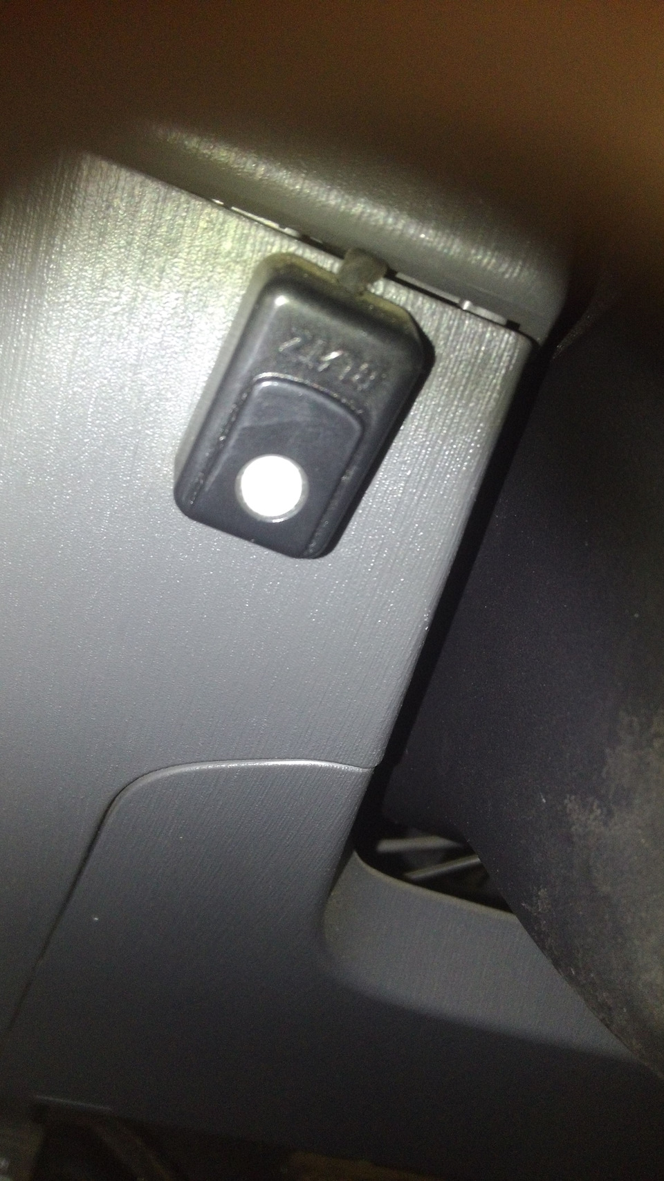 Разбирались че за кнопка — Toyota Prius V, 1,8 л, 2012 года | тюнинг ...