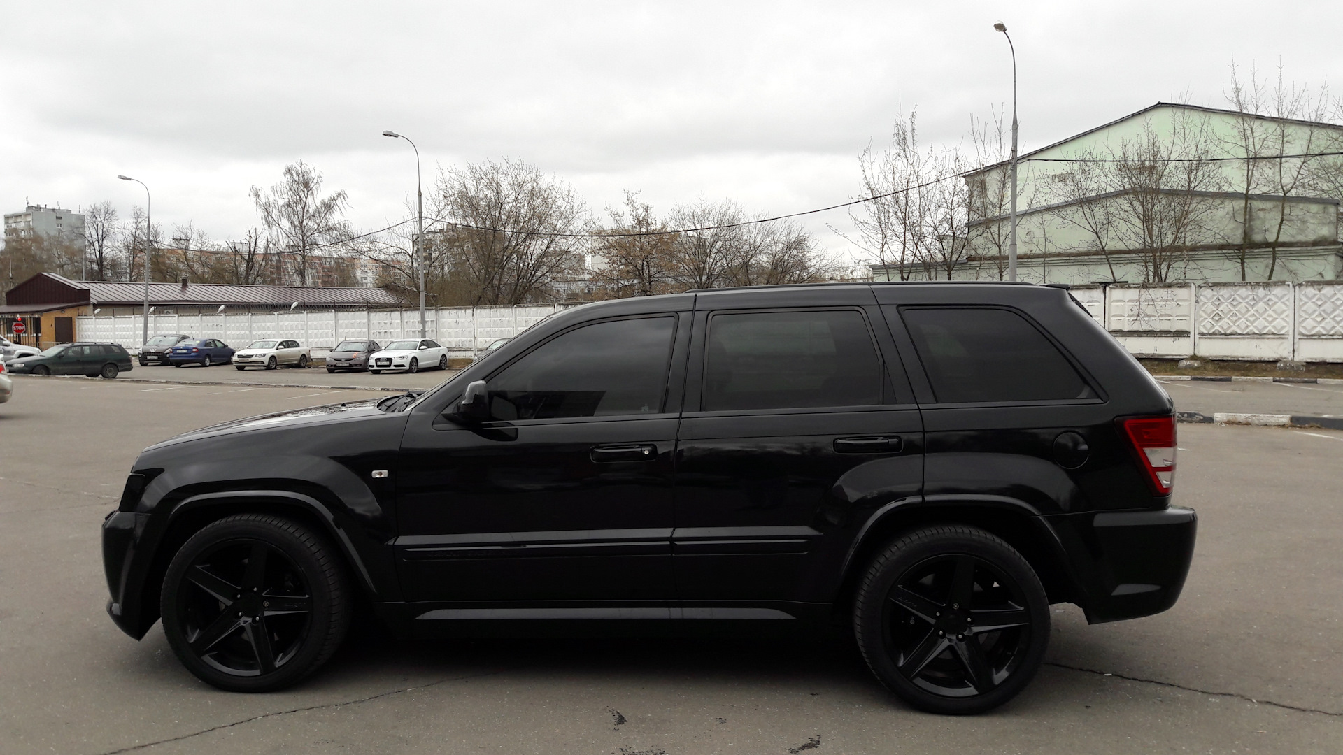 Гранд чероки вк2. Гранд Чероки вк1. Jeep Grand Cherokee 2013 черный матовый. 275/50 R20 на Гранд Чероки вк1. СРТ 8 вк2.