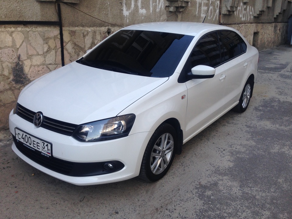 Volkswagen Polo 2015 черный тонированный