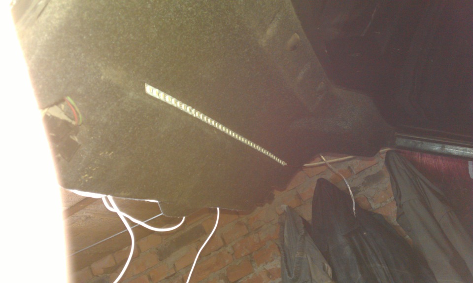 лента на верхней обшивке багажника — Lada 21124