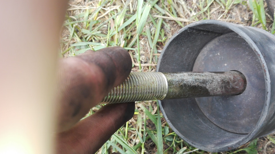 Вот и выпрессовыватель. Обратите внимание на резьбу. Её мало и она мелкая! — Lada 2114