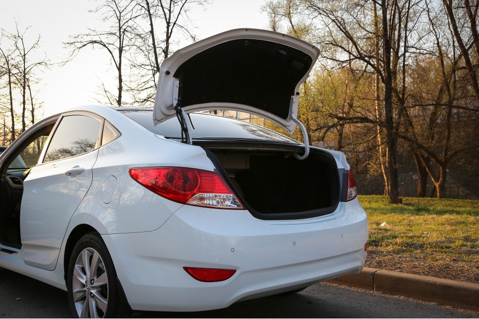 Правильная обшивка крышки багажника — Hyundai Solaris (1G), 1,6 л, 2012 ...