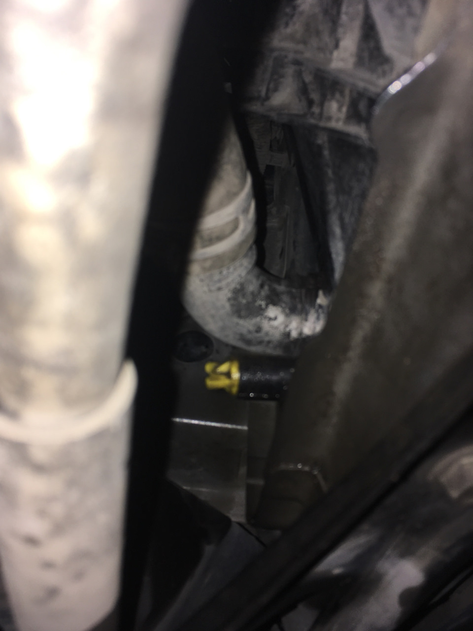 Потек патрубок радиатора — Lexus RX (2G), 3,5 л, 2008 года | поломка ...