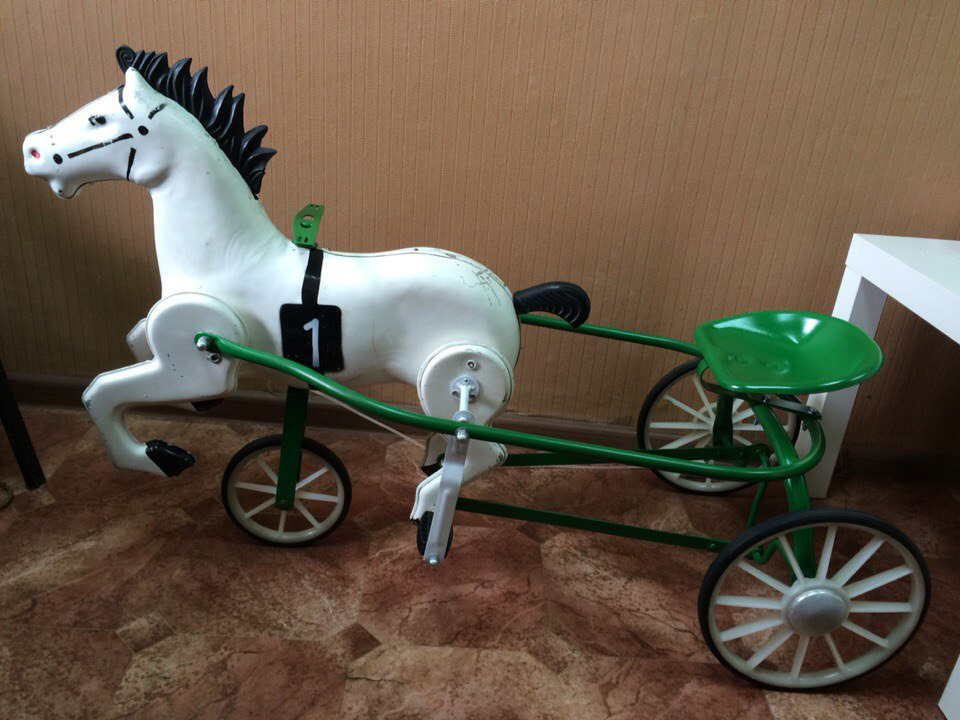 Вело лошадка. Лошадка с педалями. Игрушка лошадь с педалями. Детская игрушка лошадь педальная. Советская игрушка конь с педалями.