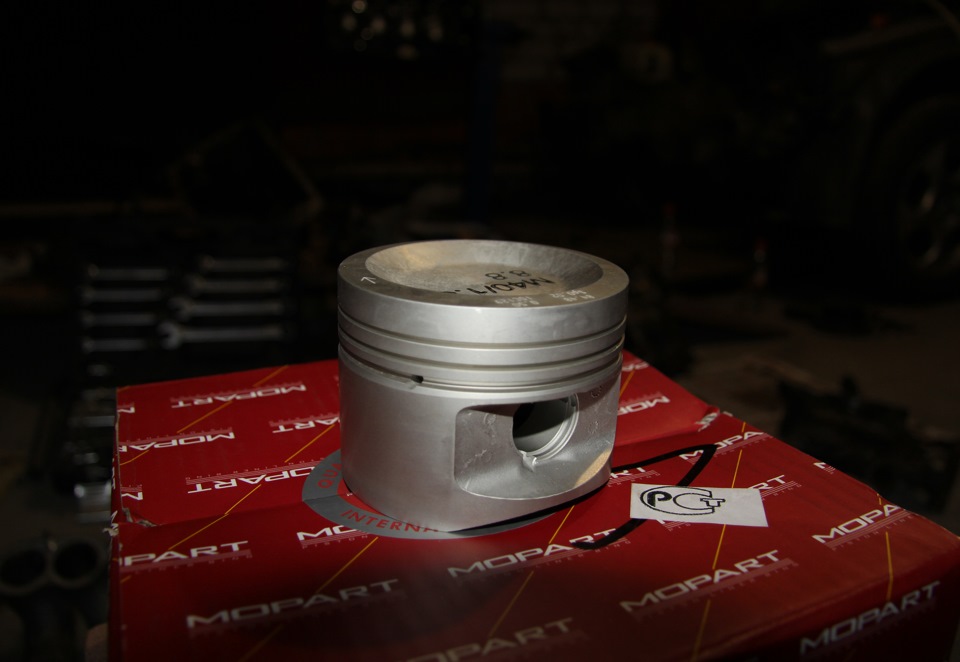 Выход поршня. Турбо поршни змз 409. Поршневая группа двигателя уаз 409 задиры. Стук поршней. Поршень с проточкой под клапана.