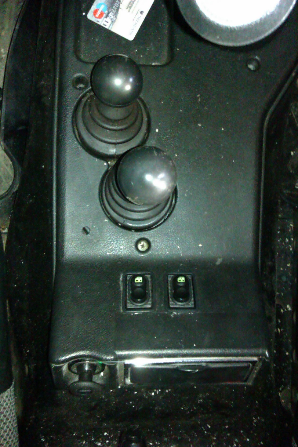 1. Перенос кнопок стеклоподъемников. — Lada 4x4 3D, 1,7 л, 2011 года ...