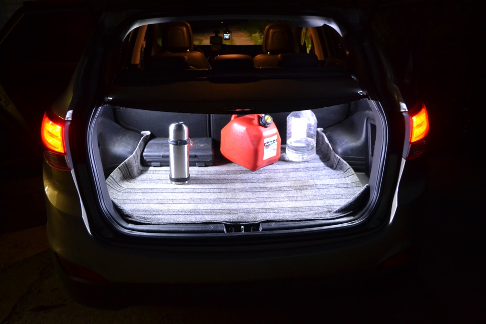 Подсветка двери багажника. Подсветка багажника ix35. Ix35 Hyundai доп свет. Подсветка салона диодная Hyundai ix35. Подсветка багажника в Хендай Туксон 2018.