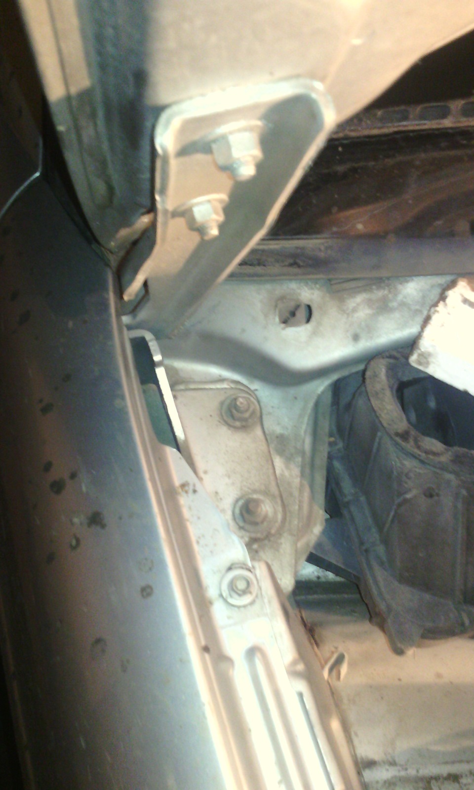 Устранение противного звука петель капота — Lada Приора седан, 1,6 л ...