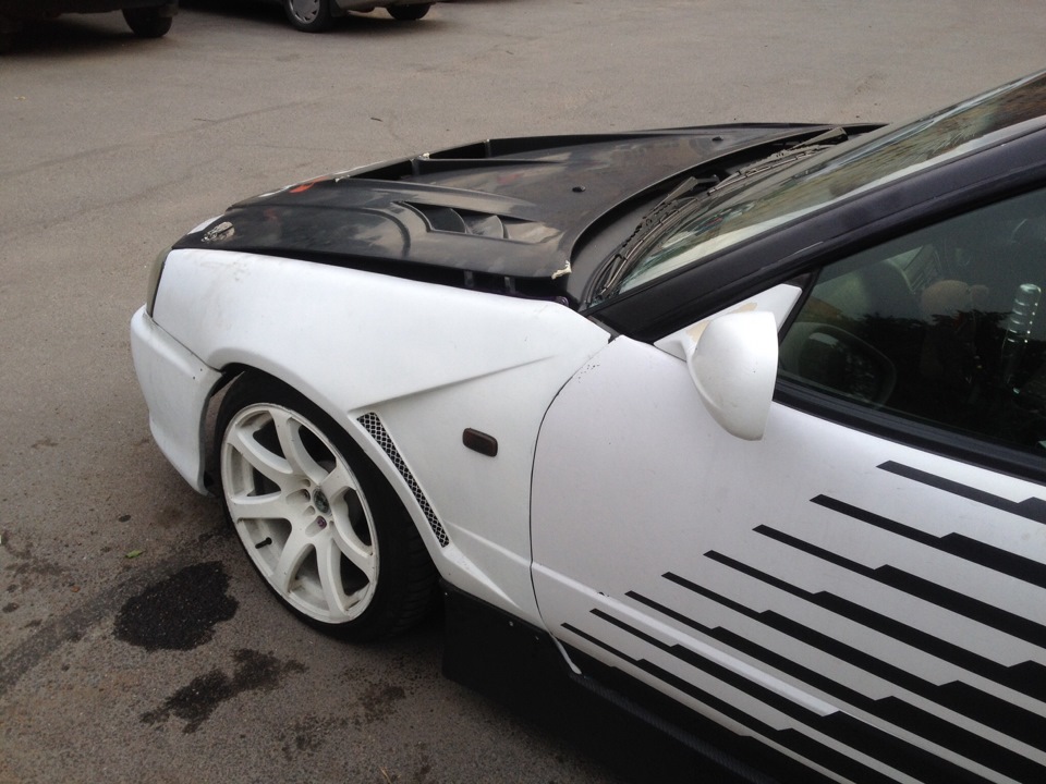 Приподнятый капот ваз 2114. Cresta 100 капот. Проставки под петли капота. Капот на проставках. Лифт капота ваз 2109.