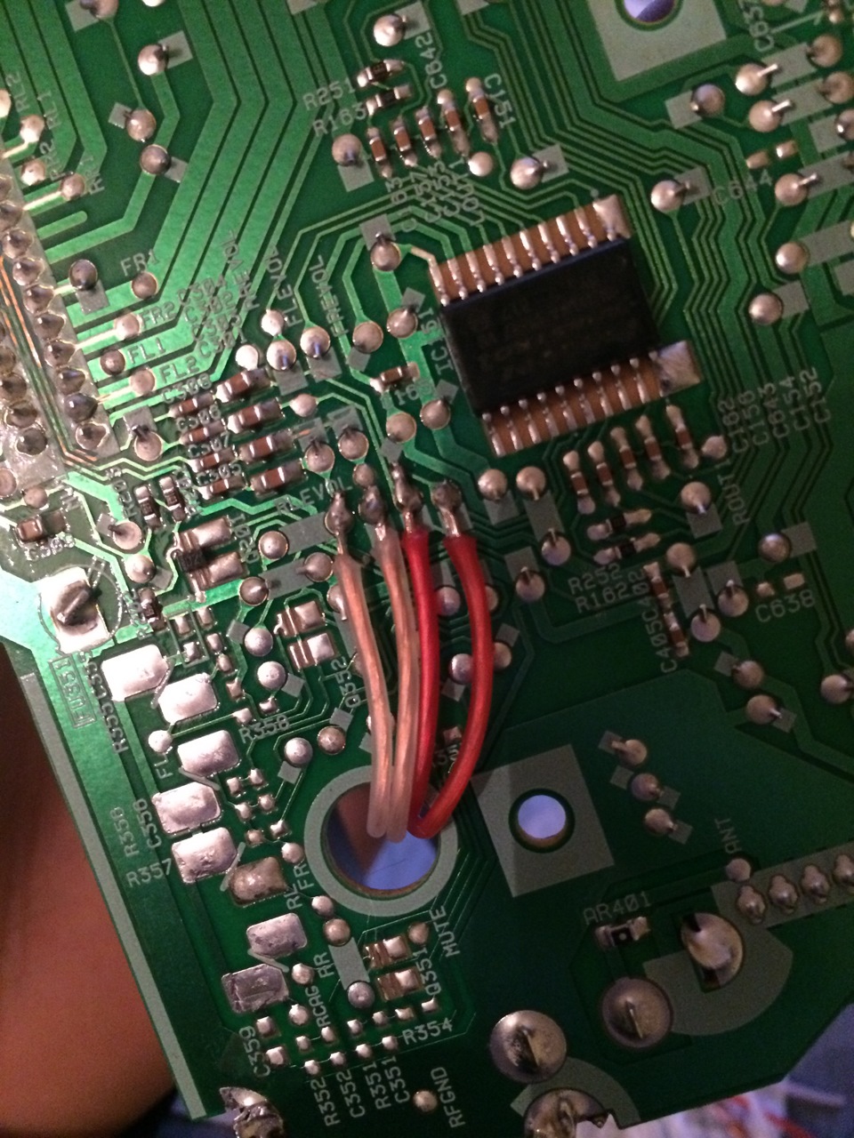 Купил пороги, сделал акустические провода и впаял линейные выходы в ...