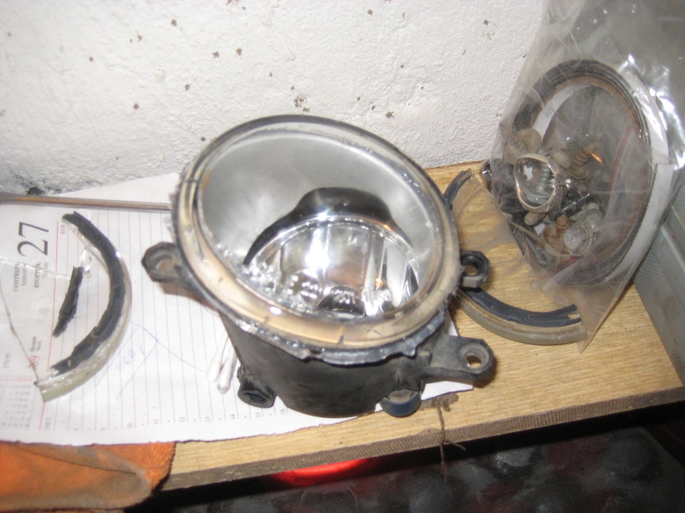 Замена стекла в противотуманной фаре. — Toyota Vitz (90), 1 л, 2010 ...