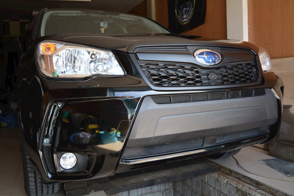 Основная проблема с форсунками омывателей фар, их расположение в стоковом варианте чуть выше и развернуты и крышечки прилегают к бамперу не корректно, позвонил Илье — Aspard, он посоветовал, при помощи фена разогреть пластик и опустить форсунку вниз. — Subaru Forester (SJ)