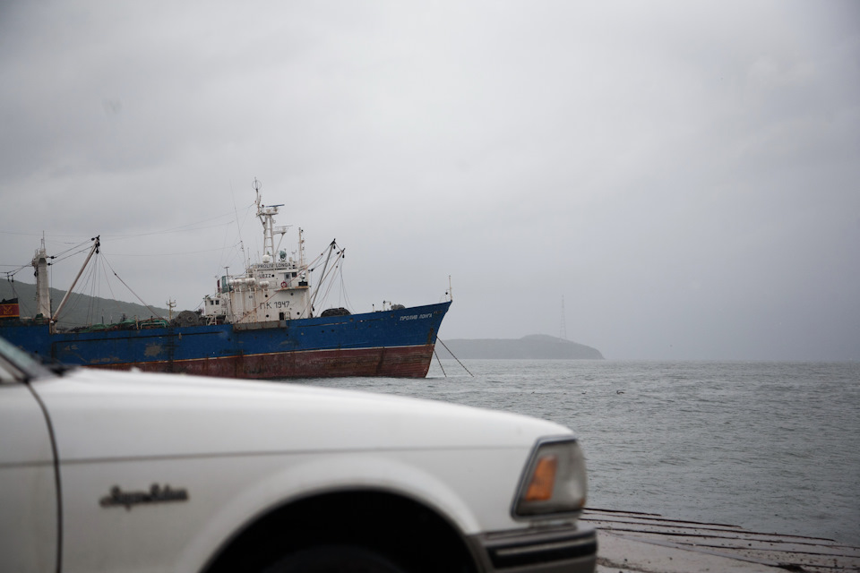 Потом мы прибыли на пристань и Краун смотрел на море. — Toyota Crown (S130)