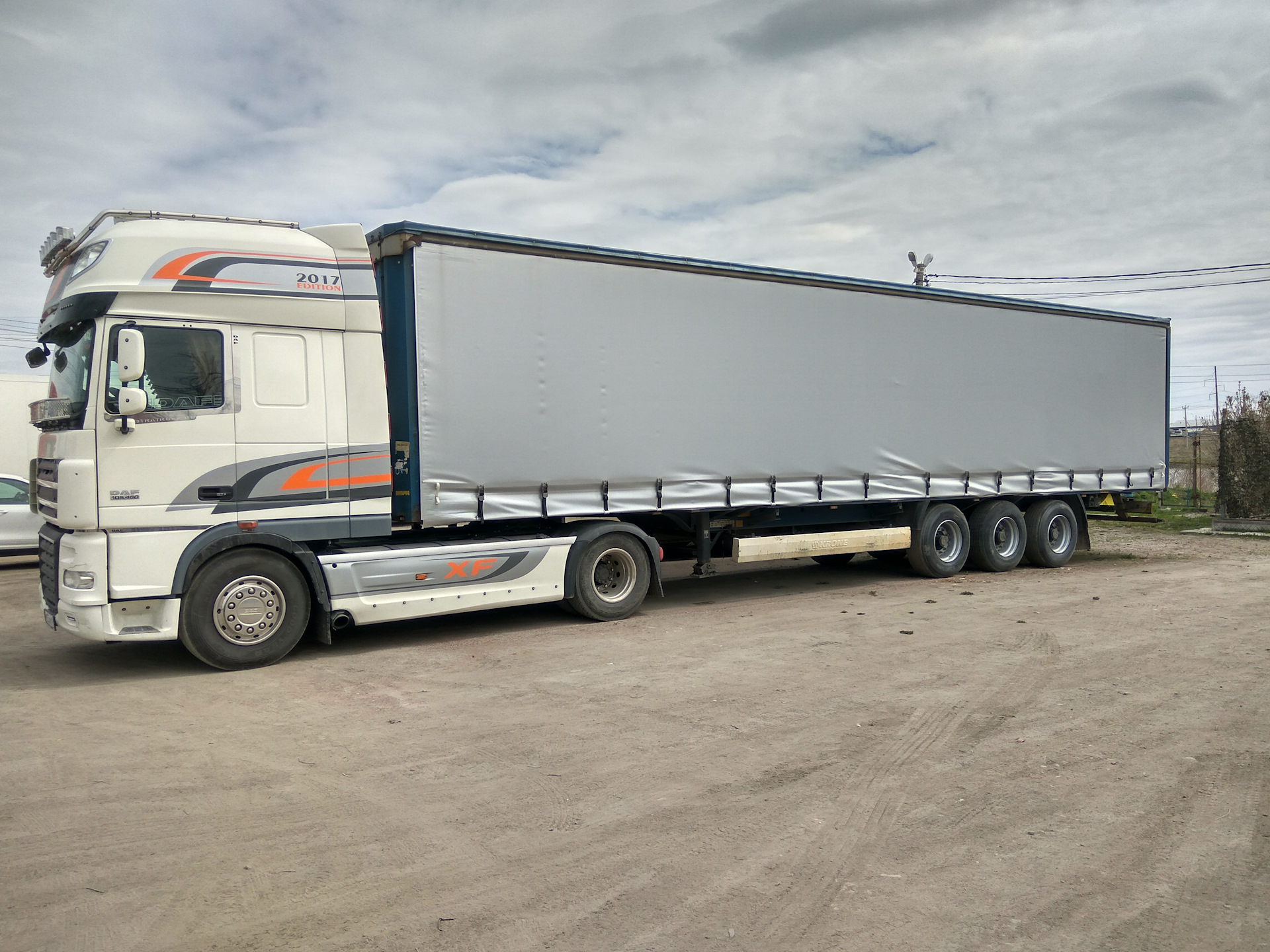 DAF XF 105 С полуприцепом