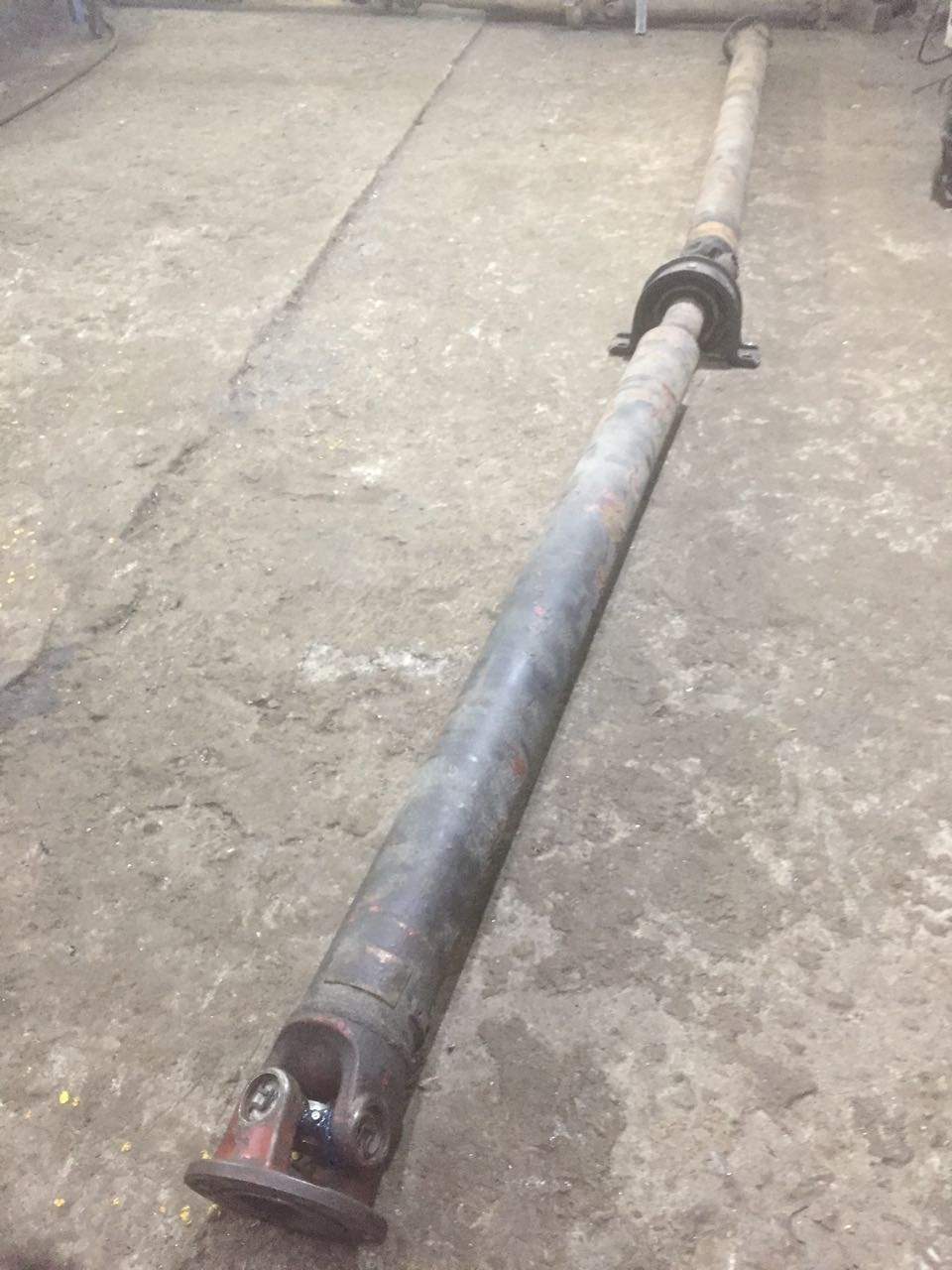 вал карданный iveco 42101734. карданный вал ивеко. вал карданный ивеко дейли на машине. кардан iveco 500 мм. карданный вал ивеко дейли 35с15.