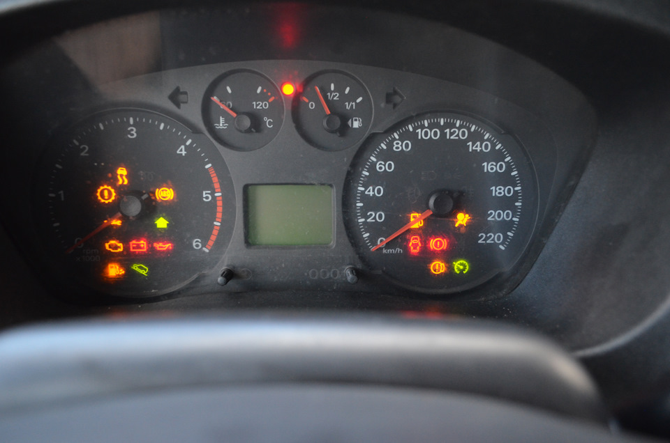 под спидометром зеленого цвета — Ford Transit (7G)