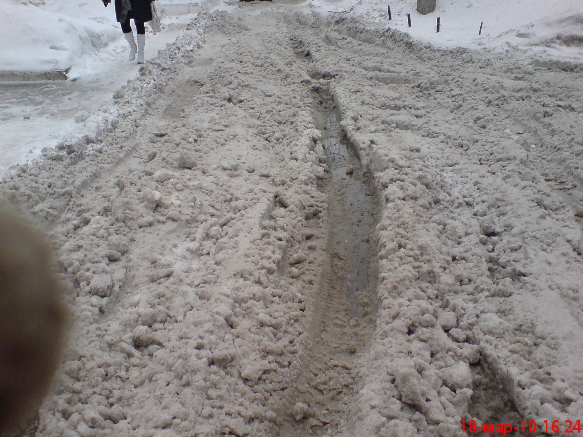 На дороге снег обмяк под ногами каша