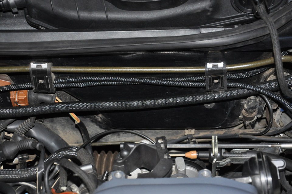 Трубки я затянул в змейку и проложил в доль штатной топливной и тормозной магистрали — Audi A6 (C4)