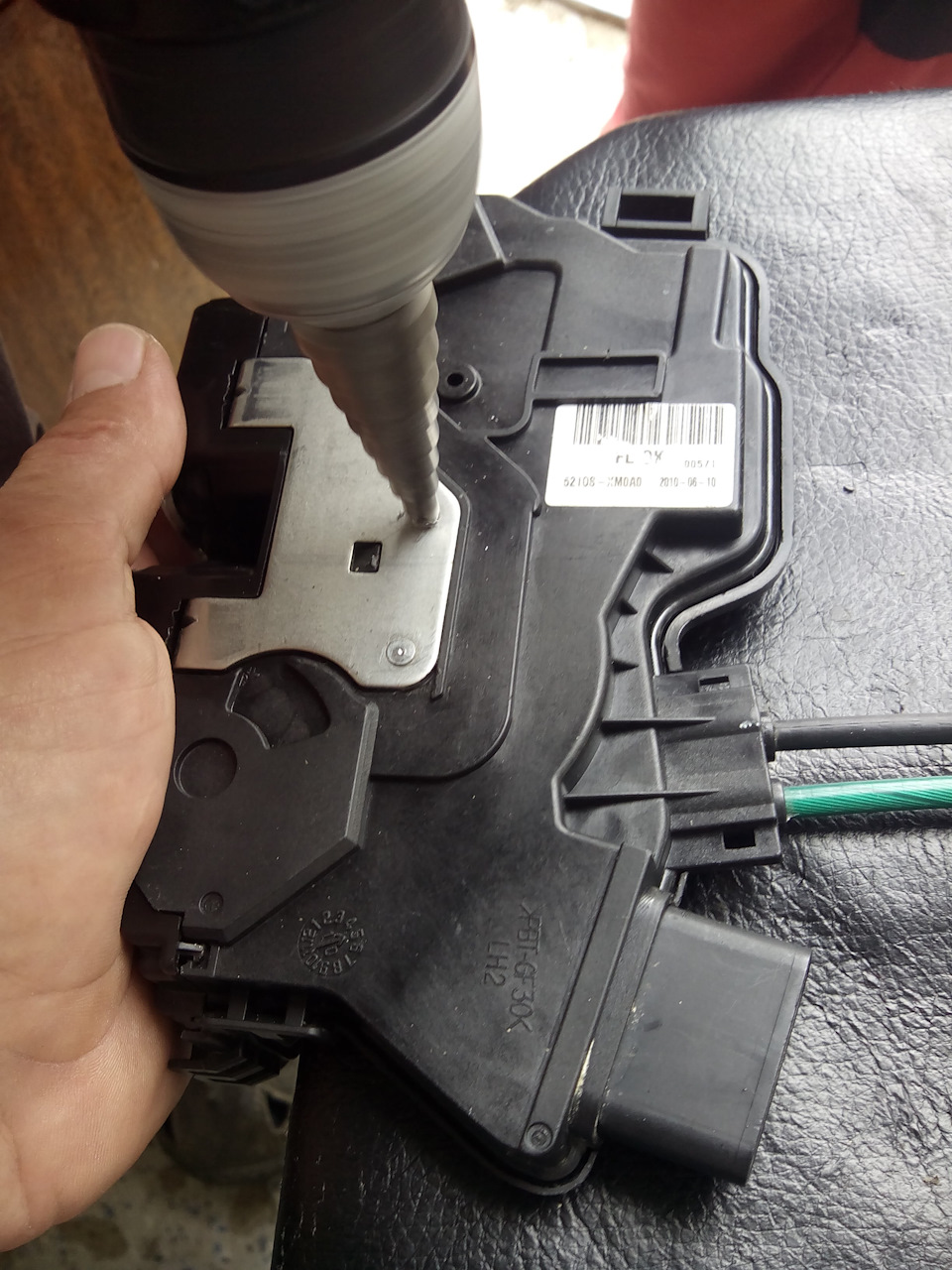 оси заклепки пришлось высверливать но не полностью, оставить с таким расчетом чтобы можно было заклепать обратно — KIA Sorento (2G)