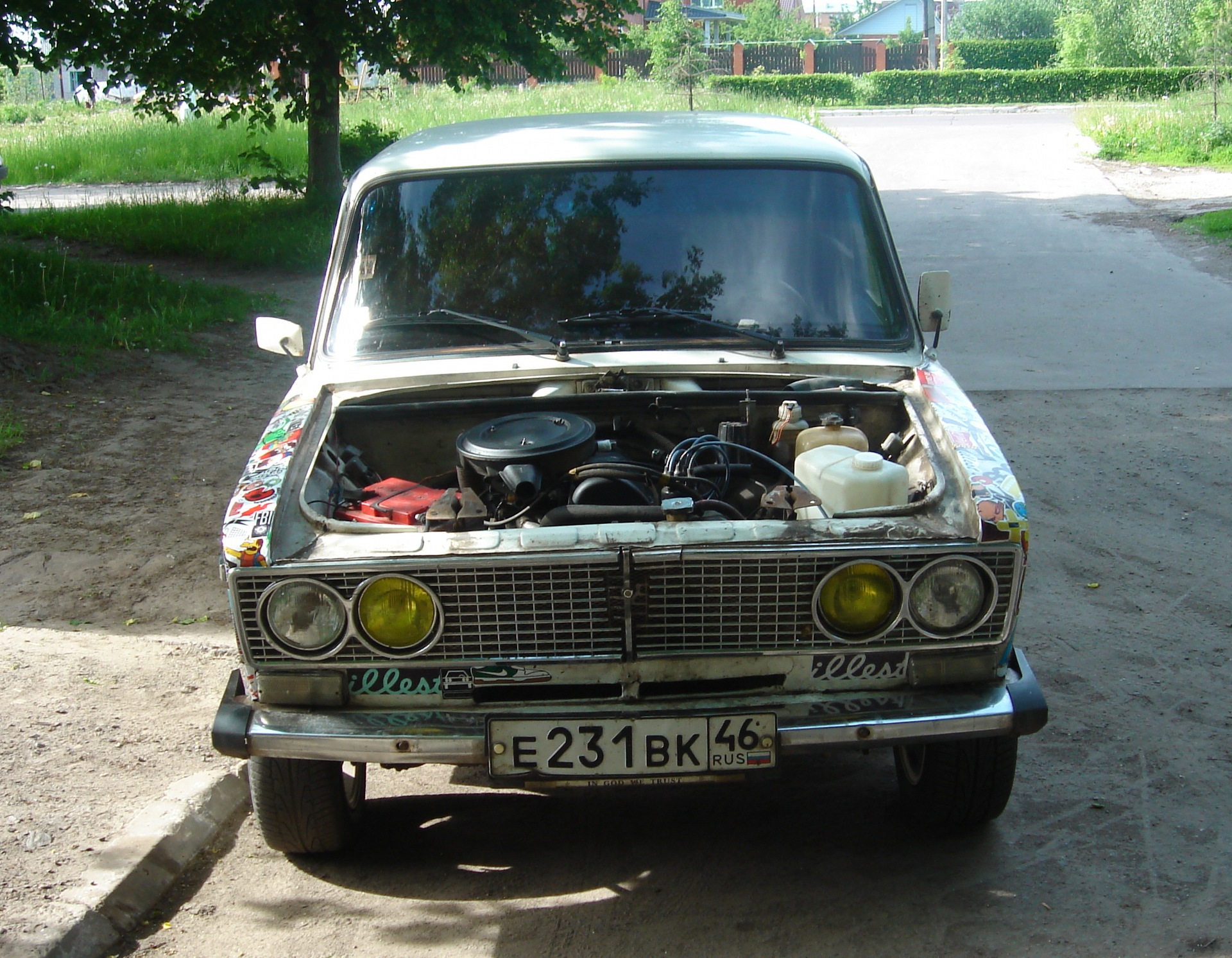 Без капота. ВАЗ 2106 без капота. ВАЗ 2102 капот. 2106 Без капота белая. Lada 2106 Sticker.