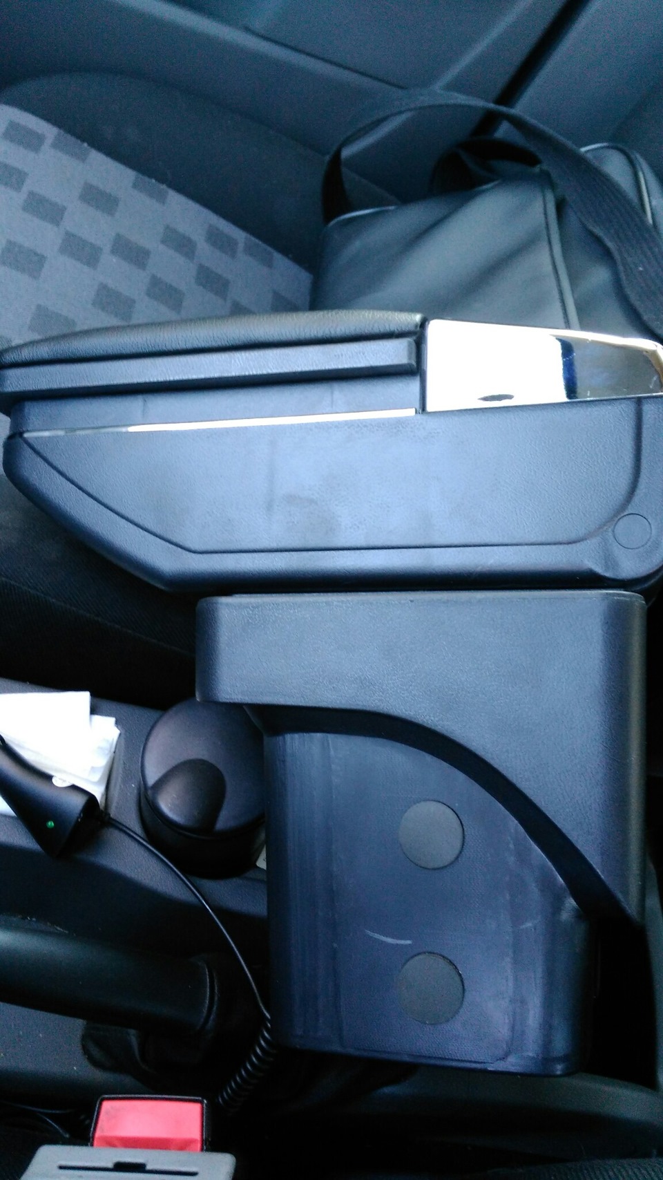 Пришел подлокотник — Ford Focus Hatchback II, 2009 года | аксессуары ...