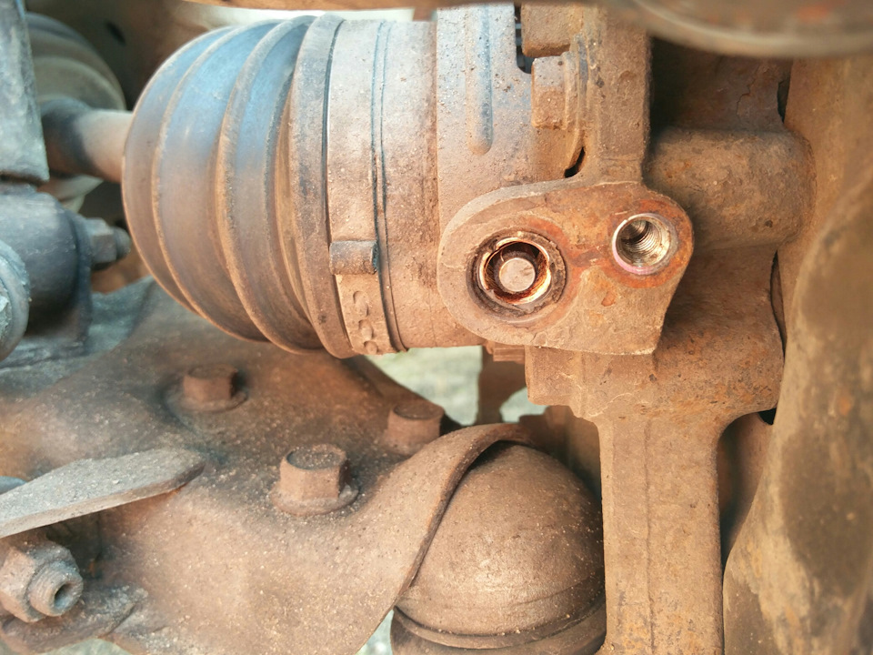 Сломал датчик по дурости, не продел провод под верхнюю шаровую и прикрутил.Думал проще будет вытащить датчик чем открутить три болта на 12 .Последствия на лицо. — Mitsubishi L200 (4G)