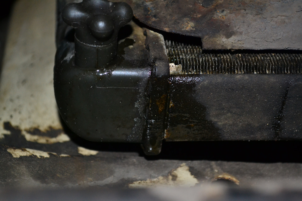 Хелп. Течь радиатора. — Лада 2106, 1,5 л., 1991 года | поломка | DRIVE2