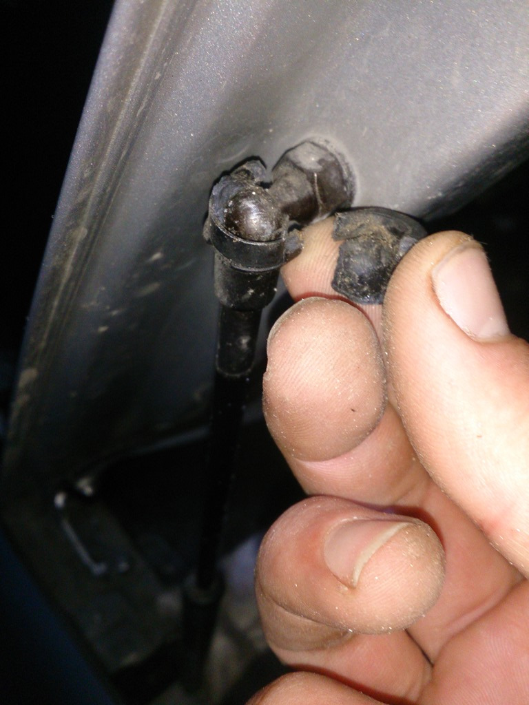 сломалось верхнее крепление правого упора капота) оно лопнуло еще когда я делал коробку… но вот оно приказало долго жить))) — Hyundai Sonata IV (EF)