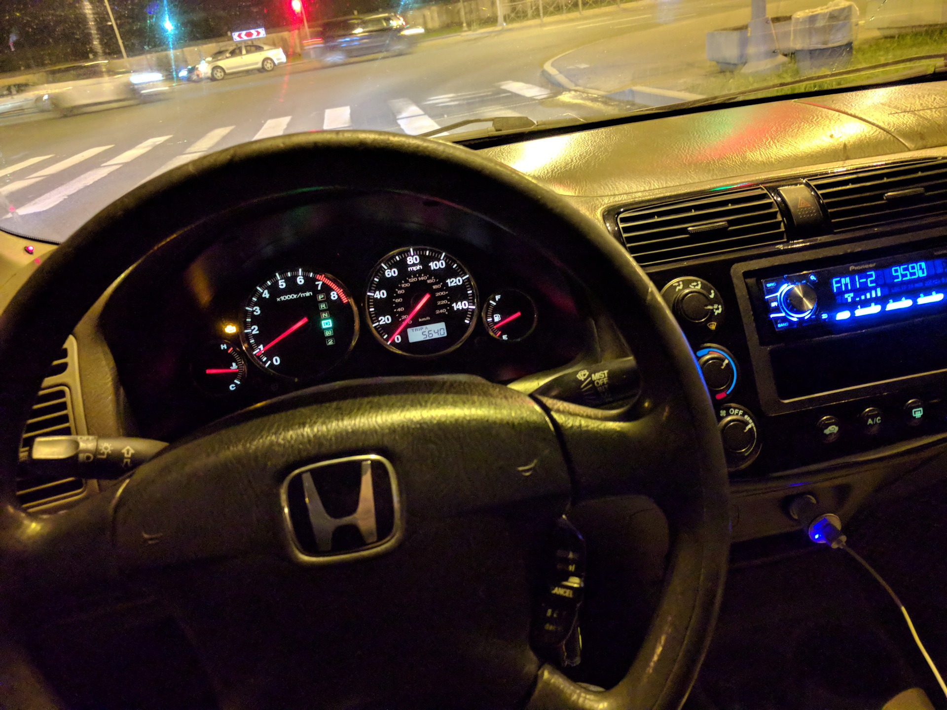 горит ли салон. последствия подрыва автомобиля. сгоревшая проводка. прическа огонь. возгорание электропроводки машины.