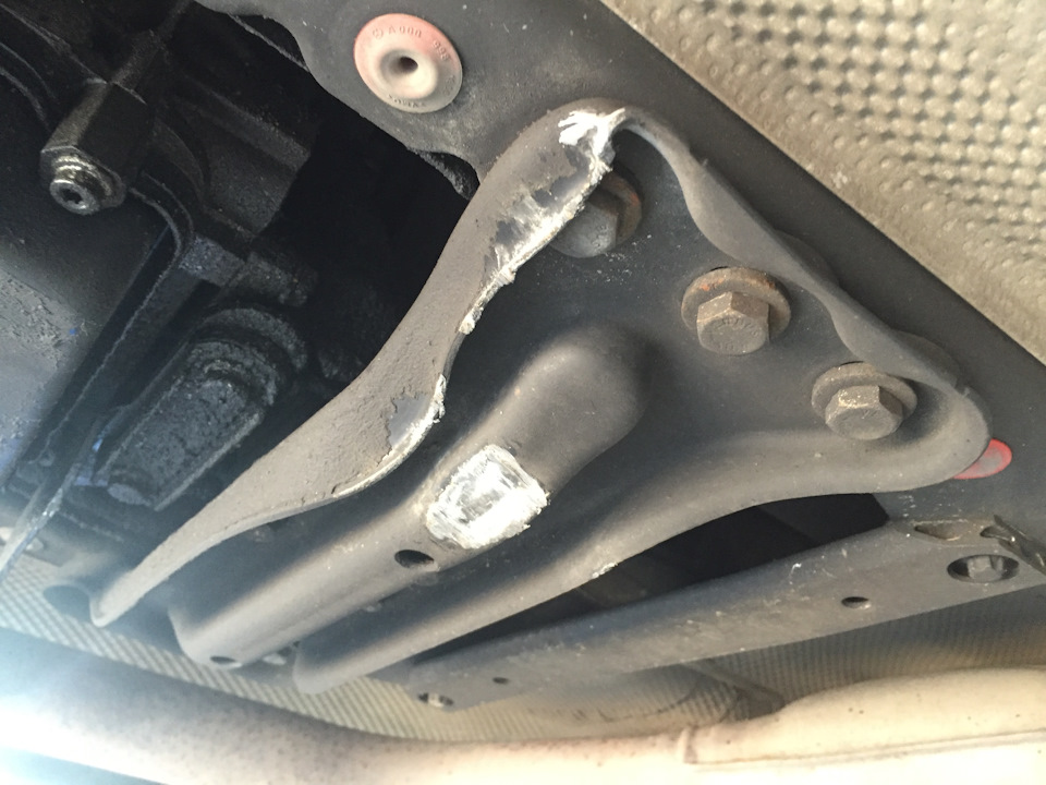 Траверса коробки — заменена вместе с подушкой коробки — Mercedes-Benz C-Class (W204)