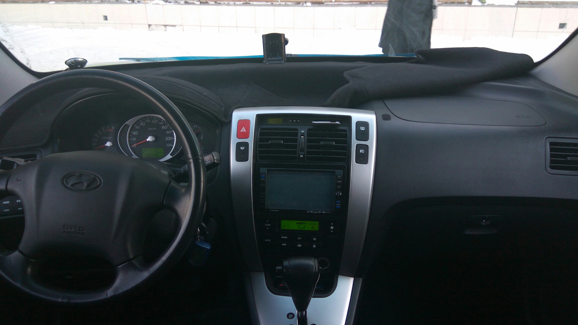 Панель хендай туссан. Торпеда Hyundai Tucson 2008. Панель Туссан 2008. Панель Туксон 2008. Панель Хендай Туксон 2008.