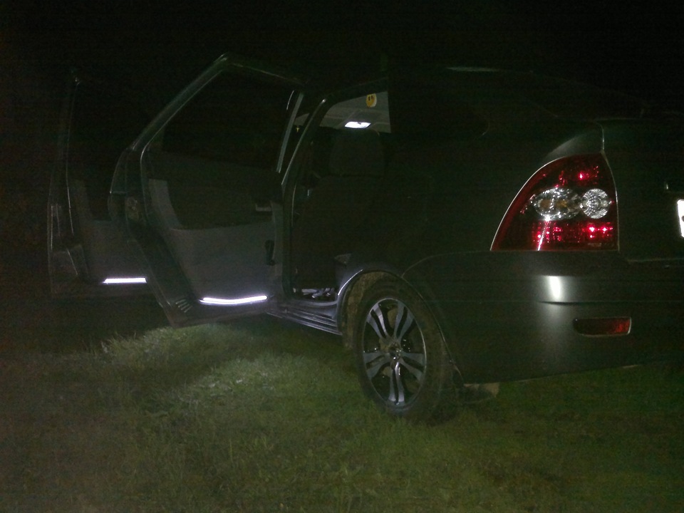 Подсветка дверей — Lada Приора хэтчбек, 1,6 л, 2008 года | тюнинг | DRIVE2