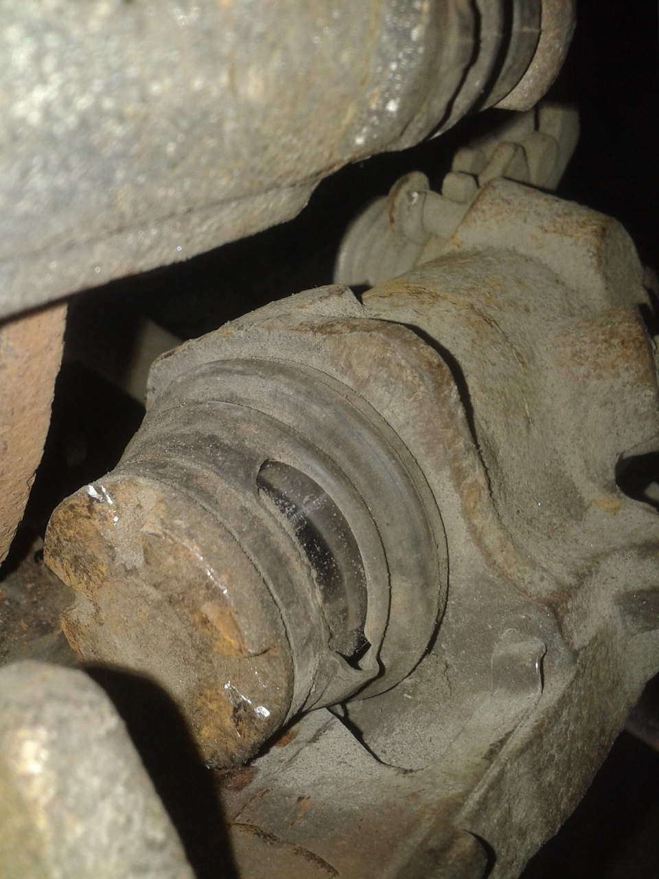 Замена уплотнительного кольца и пыльника задних тормозных суппортов Hyundai So