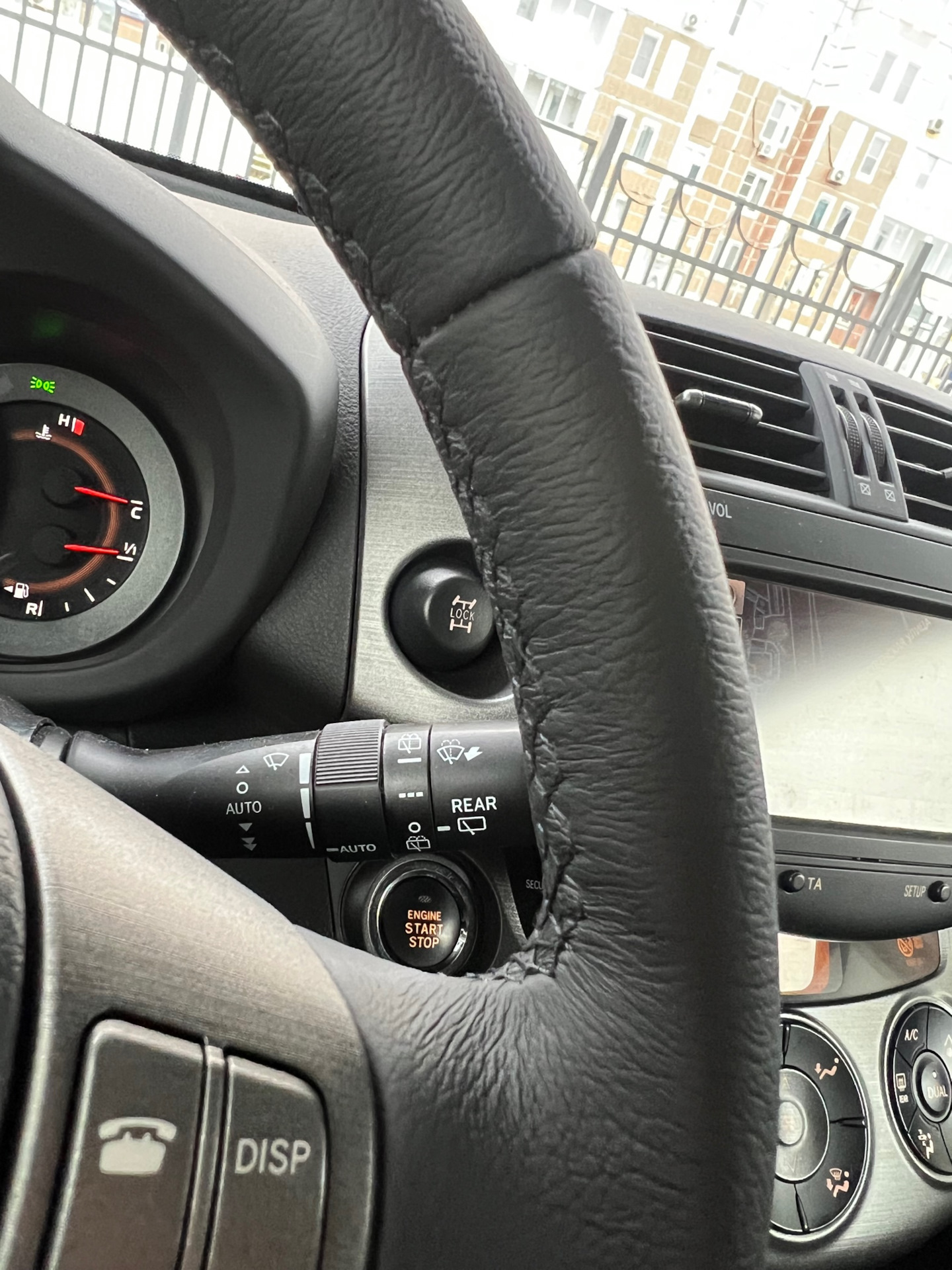 Замена кожи на руле и ручке КПП — Toyota RAV4 (III), 2,4 л, 2012 года ...